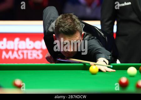 Kyren Wilson of England gioca un colpo a Stuart Bingham d'Inghilterra alla finale del quarto di 2020 Masters a Londra, nel Regno Unito, il 17 gennaio 2020. Foto Stock