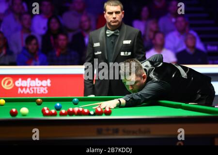 Kyren Wilson of England gioca un colpo a Stuart Bingham d'Inghilterra alla finale del quarto di 2020 Masters a Londra, nel Regno Unito, il 17 gennaio 2020. Foto Stock