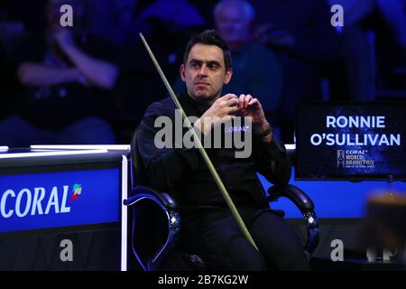 Ronnie o'Sullivan d'Inghilterra considera un colpo a Liang Wenbo della Cina al secondo round del Gran Premio del mondo 2020 a Cheltenham, nel Regno Unito, Foto Stock