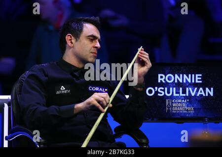 Ronnie o'Sullivan d'Inghilterra considera un colpo a Liang Wenbo della Cina al secondo round del Gran Premio del mondo 2020 a Cheltenham, nel Regno Unito, Foto Stock