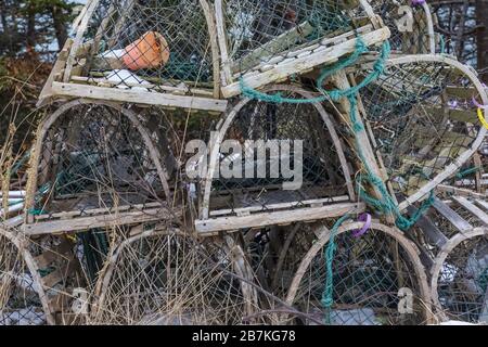 Le trappole di aragosta fatte di legno e maglia che sono immagazzinate nella bassa stagione vicino ad una piccola città in Terranova, Canada