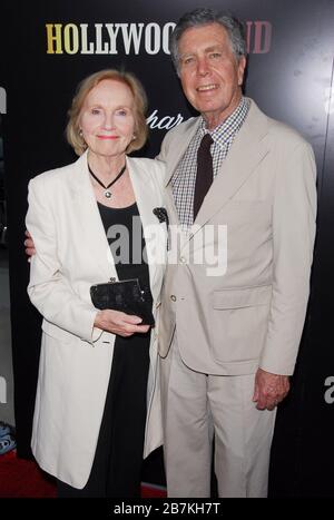 EVA Marie Saint e il marito Jeffrey Hayden al Los Angeles Premiere di 'Hollywoodland' tenuto presso l'Accademia di Arti e Scienze cinematografiche di Beverly Hills, CA. L'evento si è svolto giovedì 7 settembre 2006. Foto di: SBM / PictureLux - riferimento file 33984-7291SBMPLX Foto Stock