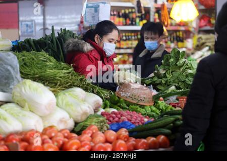 Un venditore vende verdure in una bancarella di verdure in un mercato alimentare nella città di Nanjing, nella provincia di Jiangsu, nella Cina orientale, il 10 febbraio 2020. Foto Stock