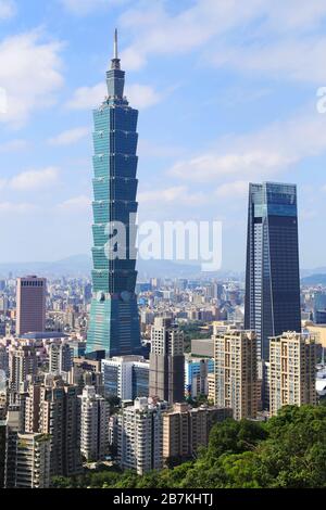 --FILE--una vista da un punto alto per vedere il centro della città, in cui l'edificio più alto è il famoso Taipei 101, la città di Taipei, Taiwa della Cina sudorientale Foto Stock