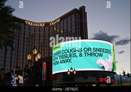 Las Vegas, Nevada, Stati Uniti. 16 Marzo 2020. Un annuncio di servizio pubblico dal Centers for Disease Control and Prevention è stato presentato promuovendo "coprire tosse o starnuti con tessuti e gettarli via" lungo la Las Vegas Strip il 16 marzo 2020 a Las Vegas, Nevada. Con lo scoppio del coronavirus (COVID-19) molti degli hotel-casinò lungo il famoso viale sono in programma di chiudere. Credit: David Becker/ZUMA Wire/Alamy Live News Foto Stock