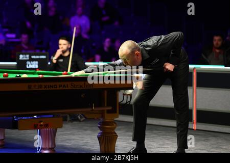 Mark Williams of Wales gioca un colpo a Oliver Lines d'Inghilterra al primo round del 2020 Welsh Open a Cardiff, nel Regno Unito, il 10 febbraio 2020. Foto Stock