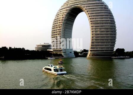 --FILE--Sheraton Huzhou Hot Spring Resort, un hotel e resort di lusso che si vince soprannomi come 'Horseshoe Hotel' e 'Doughnut Hotel' a causa di Foto Stock