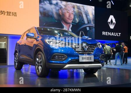 In questa foto non trattata e non rivestita, un gruppo di clienti osserva e sperimenta i veicoli della Groupe Renault, una multinazionale francese di produzione automobilistica Foto Stock