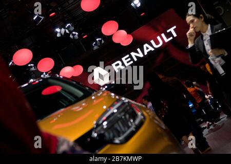 In questa foto non trattata e non rivestita, un gruppo di clienti osserva e sperimenta i veicoli della Groupe Renault, una multinazionale francese di produzione automobilistica Foto Stock