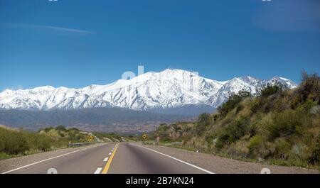 MENDOZA, ARGENTINA, 10 giugno 2015. Los Andes, vista sulla catena montuosa, Destilería, Luján de Cuyo. Foto: Axel Lloret / www.allofotografia.com Foto Stock