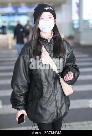 WU Xuanyi del gruppo di idoli teen cinesi Rocket Girls 101 arriva ad un aeroporto di Pechino dopo l'atterraggio a Pechino, Cina, 20 febbraio 2020. Foto Stock