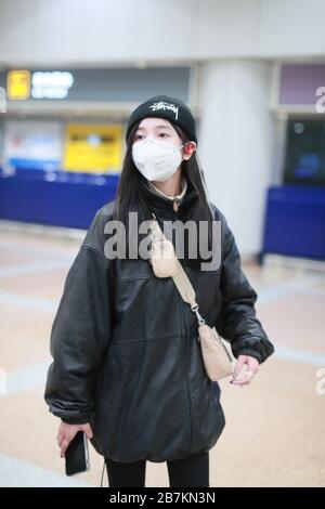 WU Xuanyi del gruppo di idoli teen cinesi Rocket Girls 101 arriva ad un aeroporto di Pechino dopo l'atterraggio a Pechino, Cina, 20 febbraio 2020. Foto Stock