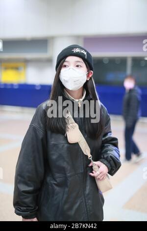 WU Xuanyi del gruppo di idoli teen cinesi Rocket Girls 101 arriva ad un aeroporto di Pechino dopo l'atterraggio a Pechino, Cina, 20 febbraio 2020. Foto Stock