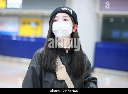 WU Xuanyi del gruppo di idoli teen cinesi Rocket Girls 101 arriva ad un aeroporto di Pechino dopo l'atterraggio a Pechino, Cina, 20 febbraio 2020. Foto Stock