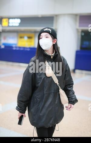 WU Xuanyi del gruppo di idoli teen cinesi Rocket Girls 101 arriva ad un aeroporto di Pechino dopo l'atterraggio a Pechino, Cina, 20 febbraio 2020. Foto Stock