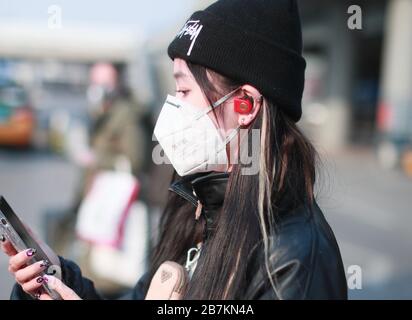 WU Xuanyi del gruppo di idoli teen cinesi Rocket Girls 101 arriva ad un aeroporto di Pechino dopo l'atterraggio a Pechino, Cina, 20 febbraio 2020. Foto Stock