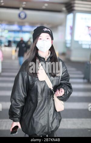 WU Xuanyi del gruppo di idoli teen cinesi Rocket Girls 101 arriva ad un aeroporto di Pechino dopo l'atterraggio a Pechino, Cina, 20 febbraio 2020. Foto Stock