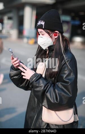 WU Xuanyi del gruppo di idoli teen cinesi Rocket Girls 101 arriva ad un aeroporto di Pechino dopo l'atterraggio a Pechino, Cina, 20 febbraio 2020. Foto Stock