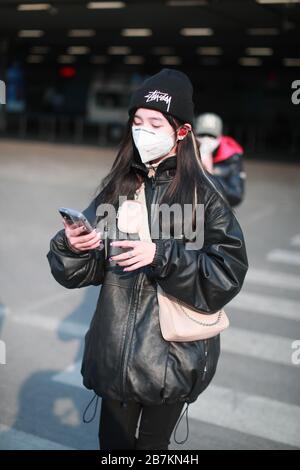 WU Xuanyi del gruppo di idoli teen cinesi Rocket Girls 101 arriva ad un aeroporto di Pechino dopo l'atterraggio a Pechino, Cina, 20 febbraio 2020. Foto Stock