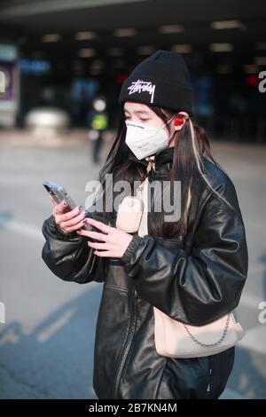 WU Xuanyi del gruppo di idoli teen cinesi Rocket Girls 101 arriva ad un aeroporto di Pechino dopo l'atterraggio a Pechino, Cina, 20 febbraio 2020. Foto Stock