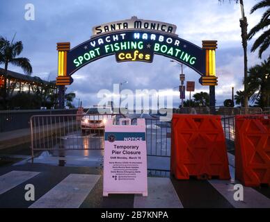 Santa Monica, California, Stati Uniti. 16 Marzo 2020. Il molo di Santa Monica, una delle destinazioni turistiche più popolari della California, è stato temporaneamente chiuso a causa dell'epidemia di coronavirus in vigore oggi. La città di Santa Monica ha chiuso il molo, compresi ristoranti e negozi, in risposta alla guida dei Centri per il controllo e la prevenzione delle malattie (CDC) che hanno chiesto eventi e riunioni, sia programmati che spontanei, Che comprendono 50 o più persone da cancellare per prevenire la diffusione del nuovo coronavirus (COVID-19). Credito: Sheri Determan/Alamy.com Foto Stock