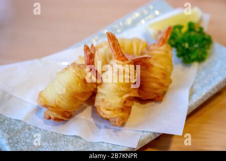 Immagine closeup di gamberi fritti profondi con patate in stile giapponese Foto Stock