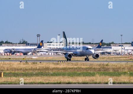 FRANCOFORTE GERMANIA 11.08.2019 Lufthansa AIRLINES D-AILF Airbus A319-114 decollo all'aeroporto di fraport . Foto Stock