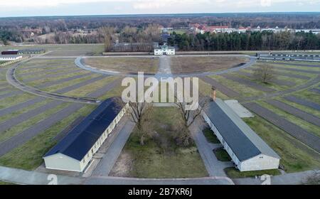 Oranienburg, Germania. 04th Mar, 2020. I terreni del memoriale di Sachsenhausen (fotografia aerea scattata con un drone). Le caserme sono state costruite in quattro file intorno all'area di chiamata a rulli semicircolari. Il campo di concentramento di Sachsenhausen è stato costruito dai prigionieri nell'estate del 1936. Credito: Patrick Pleul/dpa-Zentralbild/ZB/dpa/Alamy Live News Foto Stock