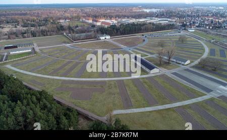 Oranienburg, Germania. 04th Mar, 2020. I terreni del memoriale di Sachsenhausen (fotografia aerea scattata con un drone). Le caserme sono state costruite in quattro file intorno all'area di chiamata a rulli semicircolari. Il campo di concentramento di Sachsenhausen è stato costruito dai prigionieri nell'estate del 1936. Credito: Patrick Pleul/dpa-Zentralbild/ZB/dpa/Alamy Live News Foto Stock