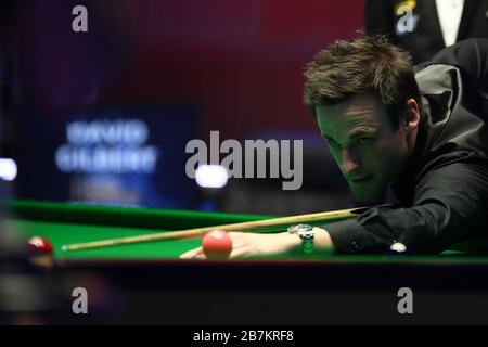 David Gilbert d'Inghilterra gioca un colpo a Shaun Murphy d'Inghilterra durante il primo round del campionato dei giocatori del 2020 a Southport, nel Regno Unito, 26 Foto Stock
