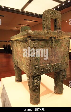 L'Houmusu Bronze Ding, precedentemente chiamato Simuwu Bronze Ding, è in mostra al Museo Nazionale della Cina a Pechino, Cina, 19 ottobre 2013. Foto Stock