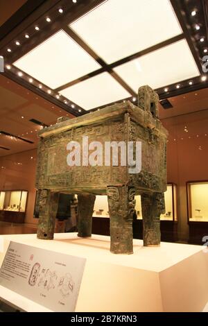 L'Houmusu Bronze Ding, precedentemente chiamato Simuwu Bronze Ding, è in mostra al Museo Nazionale della Cina a Pechino, Cina, 19 ottobre 2013. Foto Stock