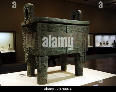 L'Houmusu Bronze Ding, precedentemente chiamato Simuwu Bronze Ding, è in mostra al Museo Nazionale della Cina a Pechino, Cina, 29 novembre 2011. Foto Stock