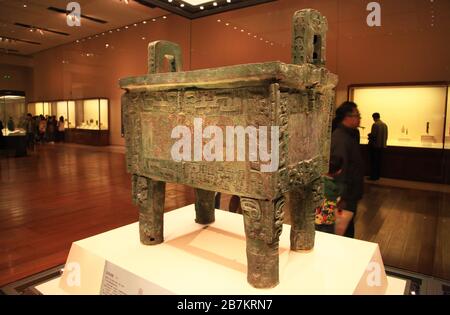 L'Houmusu Bronze Ding, precedentemente chiamato Simuwu Bronze Ding, è in mostra al Museo Nazionale della Cina a Pechino, Cina, 19 ottobre 2013. Foto Stock