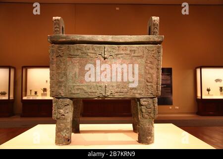 L'Houmusu Bronze Ding, precedentemente chiamato Simuwu Bronze Ding, è in mostra al Museo Nazionale della Cina a Pechino, Cina, 14 marzo 2012. Foto Stock