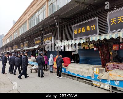 Vista del chiuso mercato all'ingrosso del pesce di Wuhan Huanan ad Hankou, nella città di Wuhan, nella provincia di Hubei della Cina centrale, 1° gennaio 2020.