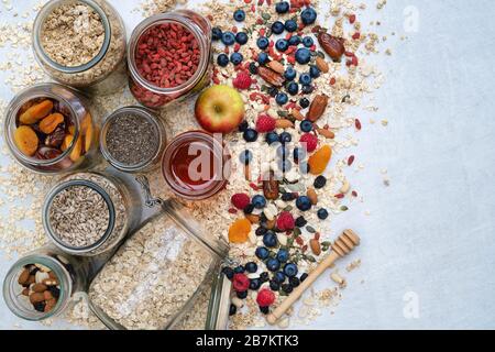 Ingredienti per la colazione muesli su sfondo bianco Foto Stock