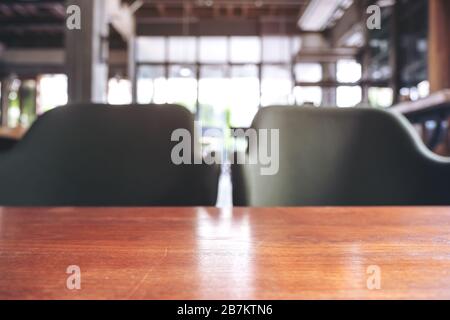 Tavolo in legno e sedie in caffetteria Foto Stock