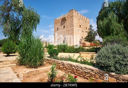 La vista del giardino di fronte all'ex roccaforte dei Crociati - Castello di Kolossi. Kolossi. Distretto di Limassol. Cipro Foto Stock