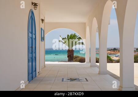 La vista della galleria di archi della nuova chiesa di San Tekla (Agia Thekla) con il mare sullo sfondo. Ayia Napa. Cipro Foto Stock