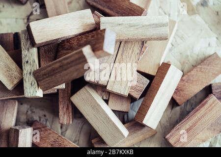 Immagine closeup di blocchi di legno di Tumble torre gioco Foto Stock