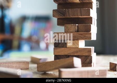 Immagine closeup di un gioco di blocchi di legno Tumble Tower Foto Stock