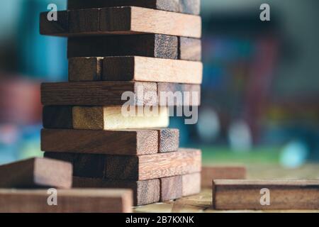 Immagine closeup di un gioco di blocchi di legno Tumble Tower Foto Stock