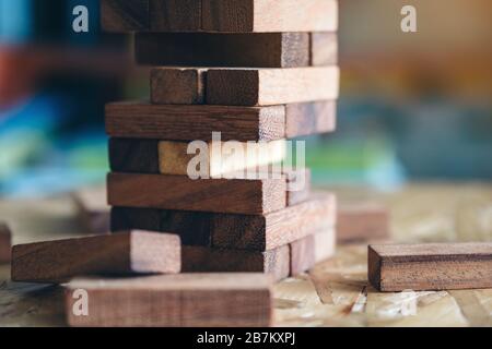 Immagine closeup di un gioco di blocchi di legno Tumble Tower Foto Stock