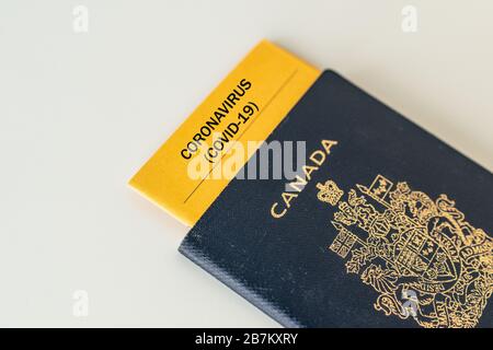 Coronavirus Travel Ban Canada passaporto con certificato sanitario prova di Corona virus libero passeggeri turisti. Chiusura degli aeroporti viaggi limitati. Foto Stock