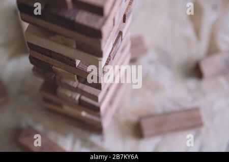 Immagine closeup di blocchi di legno di Tumble torre gioco Foto Stock
