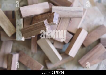 Immagine closeup di blocchi di legno di Tumble torre gioco Foto Stock