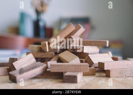 Immagine closeup di blocchi di legno di Tumble torre gioco Foto Stock