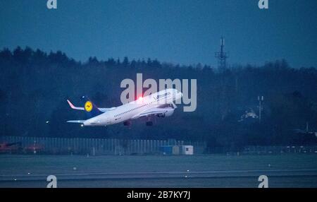 Amburgo, Germania. 17 Marzo 2020. Un Lufthansa Airbus A320-200 sarà il primo volo della giornata dall'aeroporto di Amburgo a Francoforte. A causa del virus della corona, numerosi collegamenti vengono annullati all'aeroporto di Amburgo. Credit: Daniel Reinhardt/dpa/Alamy Live News Foto Stock