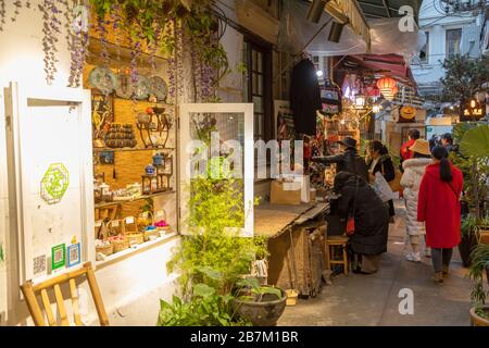 Negozi nel vicolo di Tianzifang, Shanghai, Cina Foto Stock